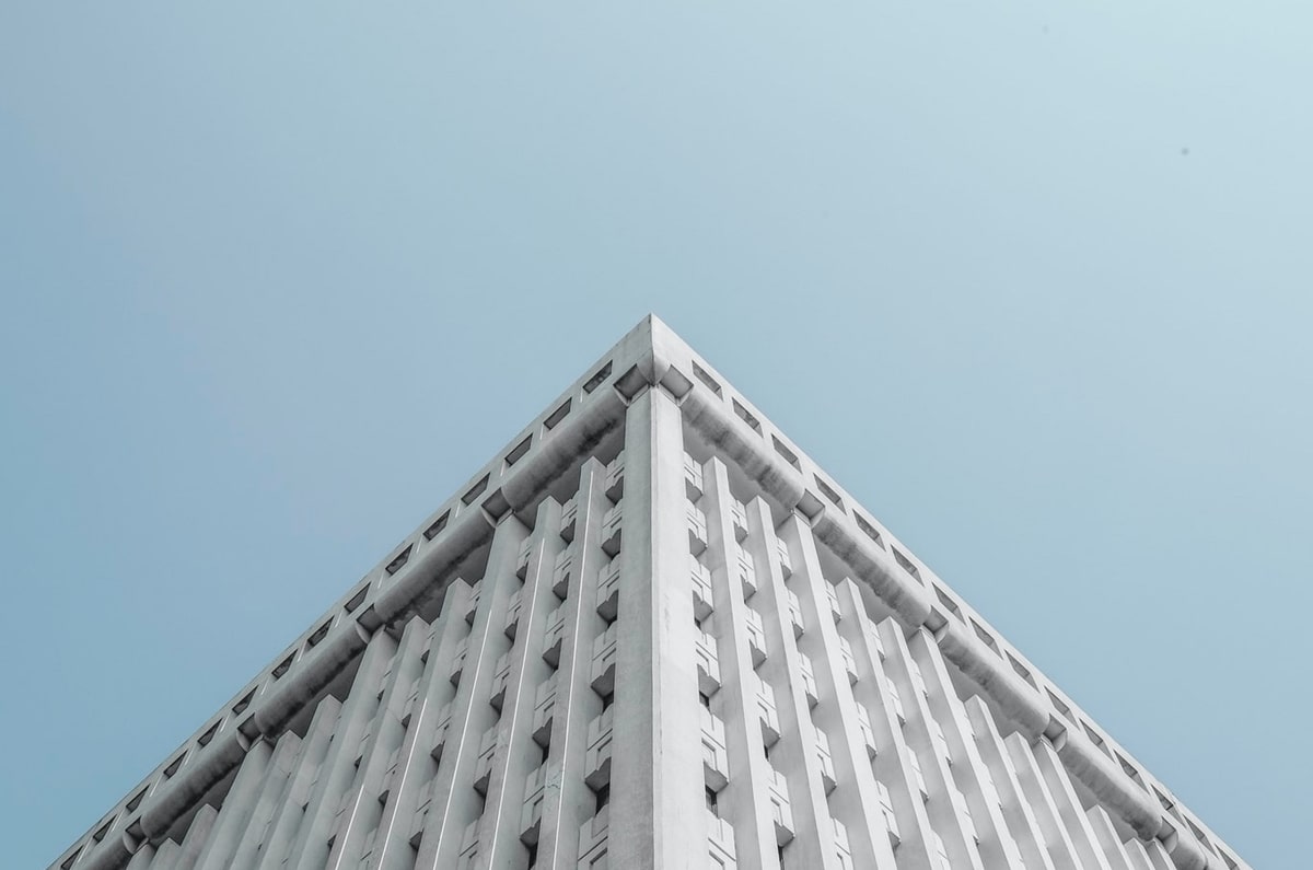 爱一番像排错：先查相关有没有被写成因果，再把相关改回相关（像在画地图图例）